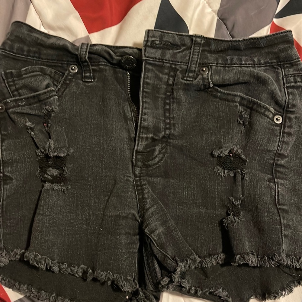Barley worn black aero postal shorts in the size 00